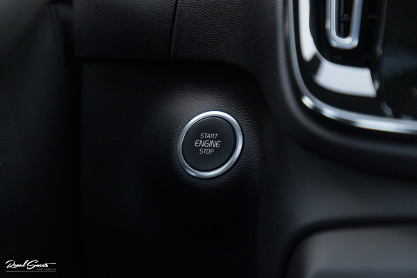 Volvo XC40 2.0 T5 AWD R-Design | Zwenkbare trekhaak | 2.100 Kg Trekgewicht | Panorama dak | Blis | Harman Kardon | 360 Camera |