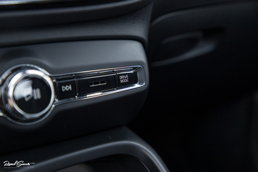 Volvo XC40 2.0 T5 AWD R-Design | Zwenkbare trekhaak | 2.100 Kg Trekgewicht | Panorama dak | Blis | Harman Kardon | 360 Camera |