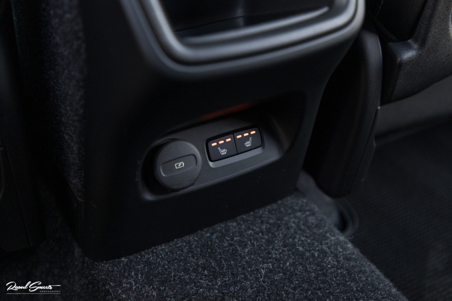 Volvo XC40 2.0 T5 AWD R-Design | Zwenkbare trekhaak | 2.100 Kg Trekgewicht | Panorama dak | Blis | Harman Kardon | 360 Camera |