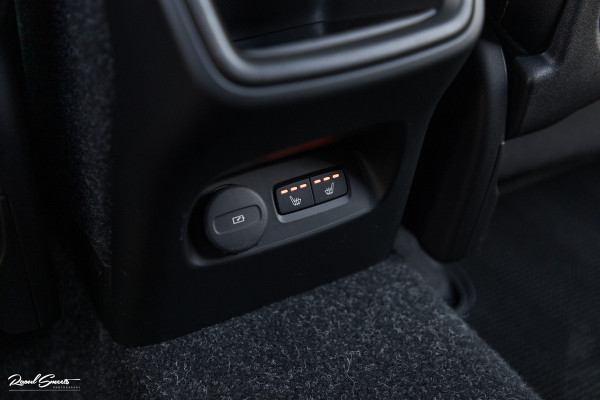 Volvo XC40 2.0 T5 AWD R-Design | Zwenkbare trekhaak | 2.100 Kg Trekgewicht | Panorama dak | Blis | Harman Kardon | 360 Camera |