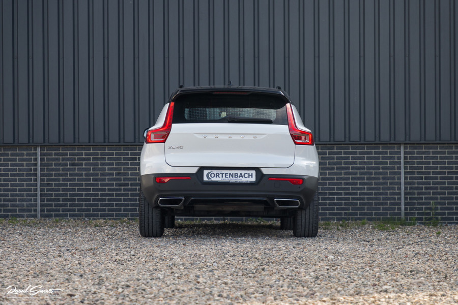 Volvo XC40 2.0 T5 AWD R-Design | Zwenkbare trekhaak | 2.100 Kg Trekgewicht | Panorama dak | Blis | Harman Kardon | 360 Camera |