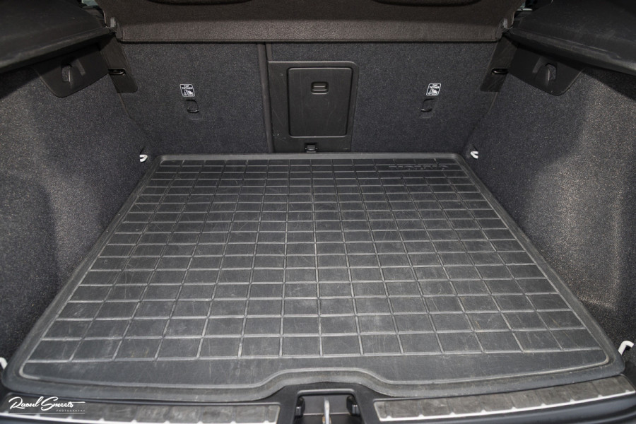 Volvo XC40 2.0 T5 AWD R-Design | Zwenkbare trekhaak | 2.100 Kg Trekgewicht | Panorama dak | Blis | Harman Kardon | 360 Camera |