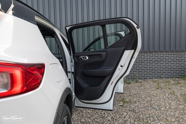 Volvo XC40 2.0 T5 AWD R-Design | Zwenkbare trekhaak | 2.100 Kg Trekgewicht | Panorama dak | Blis | Harman Kardon | 360 Camera |