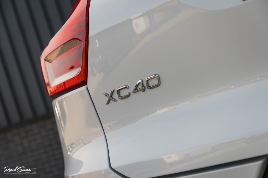 Volvo XC40 2.0 T5 AWD R-Design | Zwenkbare trekhaak | 2.100 Kg Trekgewicht | Panorama dak | Blis | Harman Kardon | 360 Camera |