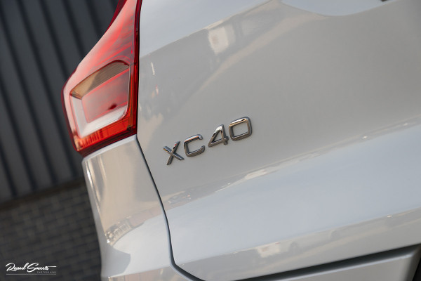 Volvo XC40 2.0 T5 AWD R-Design | Zwenkbare trekhaak | 2.100 Kg Trekgewicht | Panorama dak | Blis | Harman Kardon | 360 Camera |