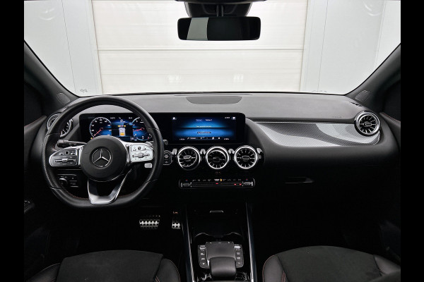 Mercedes-Benz B-Klasse 180 Business Solution AMG AMG Line | Night Pakket | Sfeerverlichting | Achteruitrijcamera | Ledkoplampen | Inclusief 24 maanden Mercedes-Benz Certified garantie voor Europa.