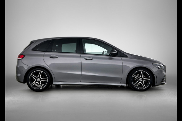 Mercedes-Benz B-Klasse 180 Business Solution AMG AMG Line | Night Pakket | Sfeerverlichting | Achteruitrijcamera | Ledkoplampen | Inclusief 24 maanden Mercedes-Benz Certified garantie voor Europa.