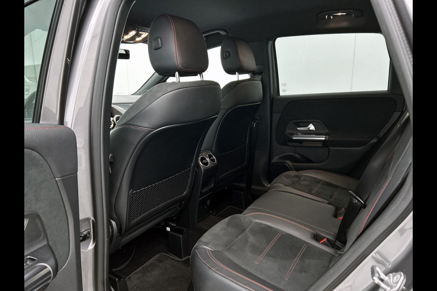 Mercedes-Benz B-Klasse 180 Business Solution AMG AMG Line | Night Pakket | Sfeerverlichting | Achteruitrijcamera | Ledkoplampen | Inclusief 24 maanden Mercedes-Benz Certified garantie voor Europa.