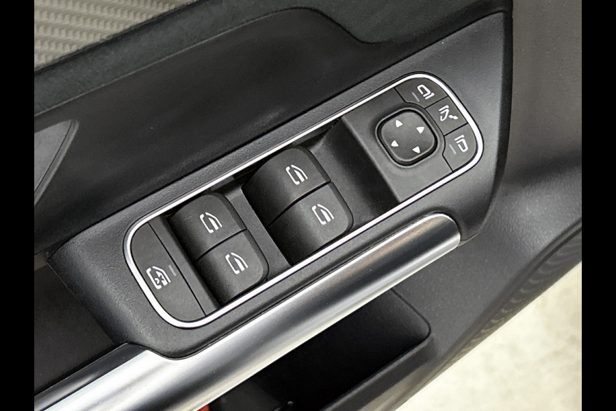 Mercedes-Benz B-Klasse 180 Business Solution AMG AMG Line | Night Pakket | Sfeerverlichting | Achteruitrijcamera | Ledkoplampen | Inclusief 24 maanden Mercedes-Benz Certified garantie voor Europa.