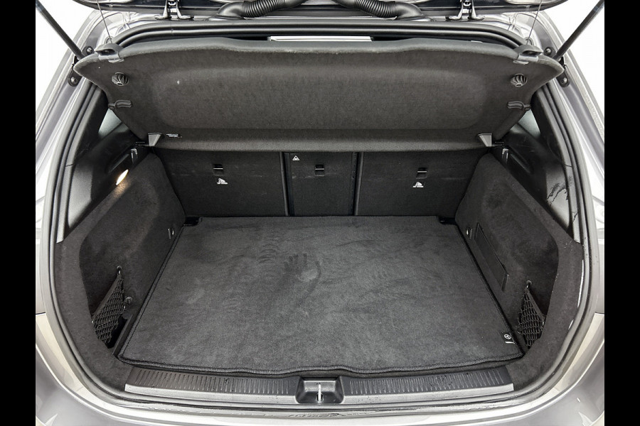Mercedes-Benz B-Klasse 180 Business Solution AMG AMG Line | Night Pakket | Sfeerverlichting | Achteruitrijcamera | Ledkoplampen | Inclusief 24 maanden Mercedes-Benz Certified garantie voor Europa.