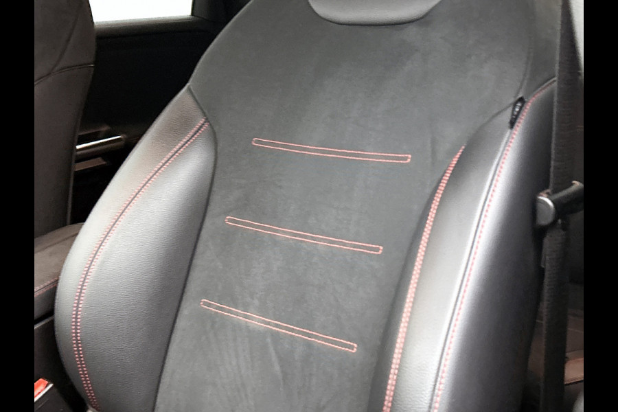 Mercedes-Benz B-Klasse 180 Business Solution AMG AMG Line | Night Pakket | Sfeerverlichting | Achteruitrijcamera | Ledkoplampen | Inclusief 24 maanden Mercedes-Benz Certified garantie voor Europa.