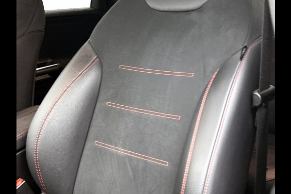 Mercedes-Benz B-Klasse 180 Business Solution AMG AMG Line | Night Pakket | Sfeerverlichting | Achteruitrijcamera | Ledkoplampen | Inclusief 24 maanden Mercedes-Benz Certified garantie voor Europa.