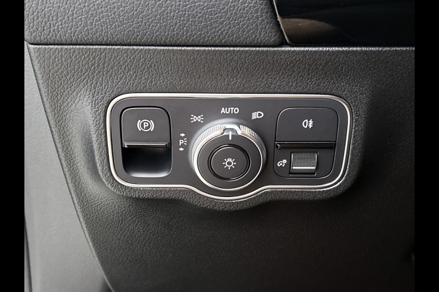 Mercedes-Benz B-Klasse 180 Business Solution AMG AMG Line | Night Pakket | Sfeerverlichting | Achteruitrijcamera | Ledkoplampen | Inclusief 24 maanden Mercedes-Benz Certified garantie voor Europa.