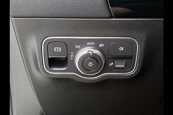 Mercedes-Benz B-Klasse 180 Business Solution AMG AMG Line | Night Pakket | Sfeerverlichting | Achteruitrijcamera | Ledkoplampen | Inclusief 24 maanden Mercedes-Benz Certified garantie voor Europa.