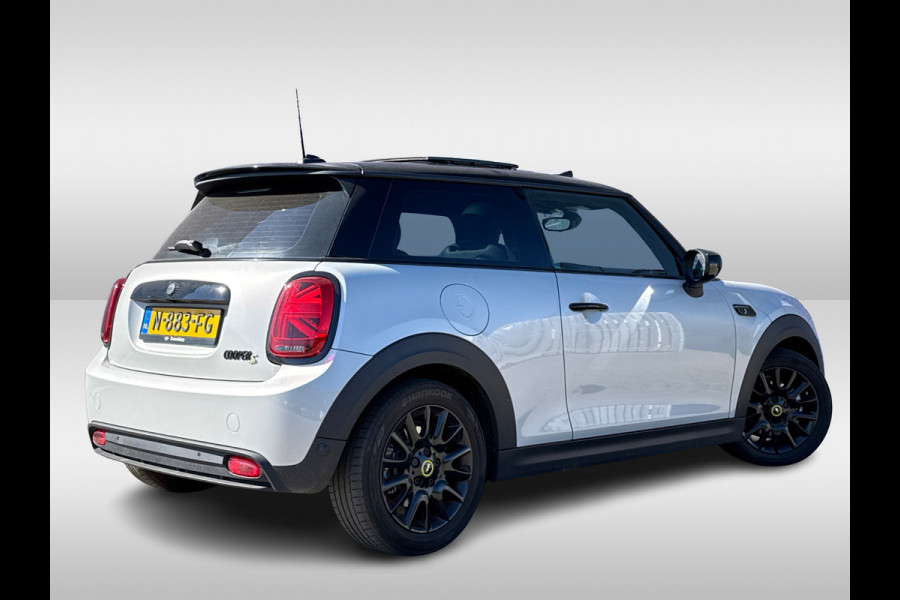 MINI Electric MINI Yours 33 kWh / Panoramadak / Leder / Keyless / 17'' / CarPlay / Navigatie / Stuur+Stoelverwarming / Cruise Control / LED Koplampen