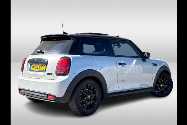MINI Electric MINI Yours 33 kWh / Panoramadak / Leder / Keyless / 17'' / CarPlay / Navigatie / Stuur+Stoelverwarming / Cruise Control / LED Koplampen