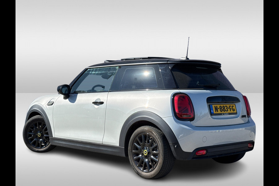 MINI Electric MINI Yours 33 kWh / Panoramadak / Leder / Keyless / 17'' / CarPlay / Navigatie / Stuur+Stoelverwarming / Cruise Control / LED Koplampen