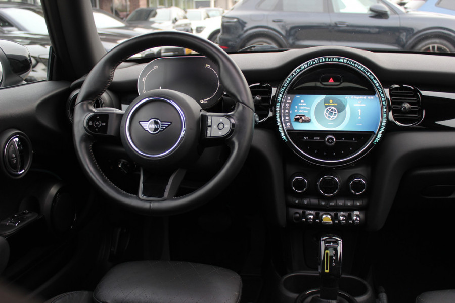 MINI Electric MINI Yours 33 kWh / Panoramadak / Leder / Keyless / 17'' / CarPlay / Navigatie / Stuur+Stoelverwarming / Cruise Control / LED Koplampen