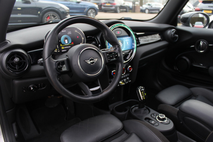 MINI Electric MINI Yours 33 kWh / Panoramadak / Leder / Keyless / 17'' / CarPlay / Navigatie / Stuur+Stoelverwarming / Cruise Control / LED Koplampen