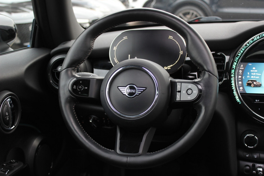 MINI Electric MINI Yours 33 kWh / Panoramadak / Leder / Keyless / 17'' / CarPlay / Navigatie / Stuur+Stoelverwarming / Cruise Control / LED Koplampen