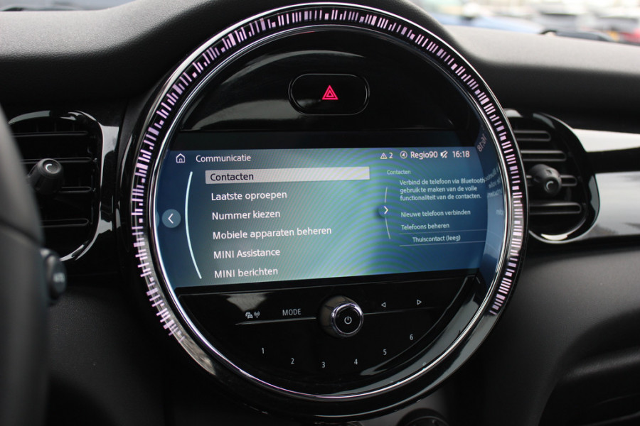 MINI Electric MINI Yours 33 kWh / Panoramadak / Leder / Keyless / 17'' / CarPlay / Navigatie / Stuur+Stoelverwarming / Cruise Control / LED Koplampen