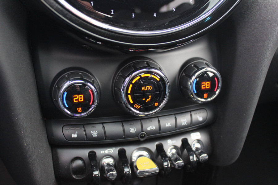 MINI Electric MINI Yours 33 kWh / Panoramadak / Leder / Keyless / 17'' / CarPlay / Navigatie / Stuur+Stoelverwarming / Cruise Control / LED Koplampen