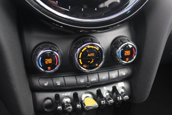MINI Electric MINI Yours 33 kWh / Panoramadak / Leder / Keyless / 17'' / CarPlay / Navigatie / Stuur+Stoelverwarming / Cruise Control / LED Koplampen