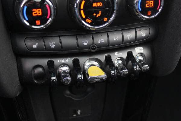 MINI Electric MINI Yours 33 kWh / Panoramadak / Leder / Keyless / 17'' / CarPlay / Navigatie / Stuur+Stoelverwarming / Cruise Control / LED Koplampen