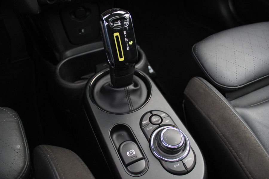 MINI Electric MINI Yours 33 kWh / Panoramadak / Leder / Keyless / 17'' / CarPlay / Navigatie / Stuur+Stoelverwarming / Cruise Control / LED Koplampen