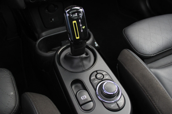 MINI Electric MINI Yours 33 kWh / Panoramadak / Leder / Keyless / 17'' / CarPlay / Navigatie / Stuur+Stoelverwarming / Cruise Control / LED Koplampen