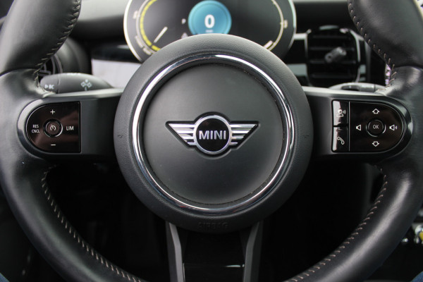 MINI Electric MINI Yours 33 kWh / Panoramadak / Leder / Keyless / 17'' / CarPlay / Navigatie / Stuur+Stoelverwarming / Cruise Control / LED Koplampen
