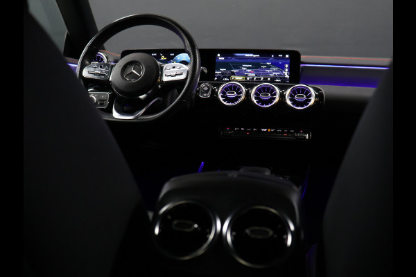 Mercedes-Benz CLA-Klasse 200 Business Solution AMG [SFEERVERLICHTING, LED, STOELVERWARMING, BLUETOOTH, CRUISE, NAVIGATIE, CAMERA, PDC, DIGITAL DASH, NIEUWSTAAT]