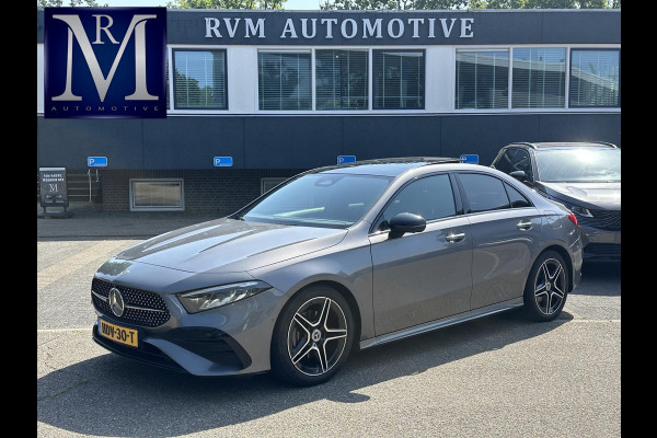 Mercedes-Benz A-Klasse 200 AMG Line PANORAMADAK | WIDESCREEN | AMBIENT LIGHT SFEERVERLICHTING | ELEKTRISCHE TREKHAAK | KEYLESS ENTRY | 360 GRADEN CAMERA | ELEKTRISCHE STOELEN MET GEHEUGEN | STOEL- + STUURVERWARMING | MEGA COMPLEET | RIJKLAAR MET 12 MND BOVAG GARANTIE |