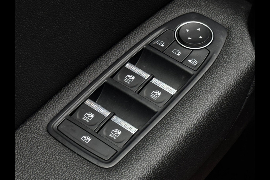 Renault Captur 1.6 E-Tech Plug-in Hybrid 160 Intens | Trekhaak | Camera | Climate control | Navigatie |