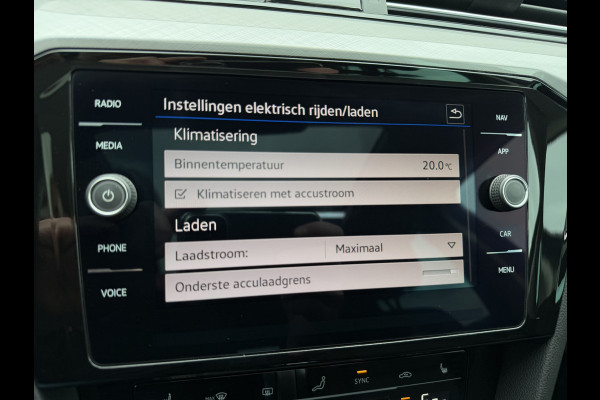 Volkswagen Passat Variant 1.4 TSI PHEV GTE Business | Pano | Elek. Trekhaak | Camera | Carplay | Navi | LED