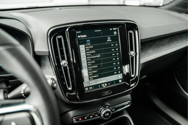 Volvo XC40 Recharge Core 70 kWh | Apple Carplay/Android Auto | Camera | 1500 trekgewicht