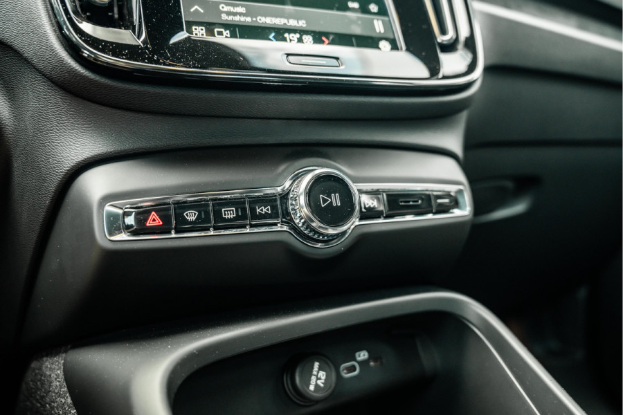 Volvo XC40 Recharge Core 70 kWh | Apple Carplay/Android Auto | Camera | 1500 trekgewicht