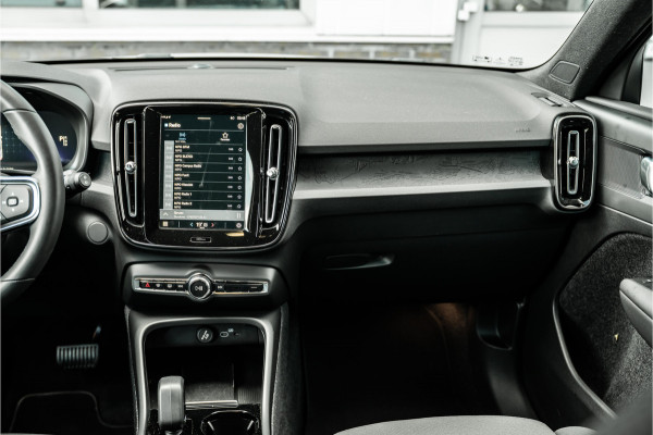 Volvo XC40 Recharge Core 70 kWh | Apple Carplay/Android Auto | Camera | 1500 trekgewicht