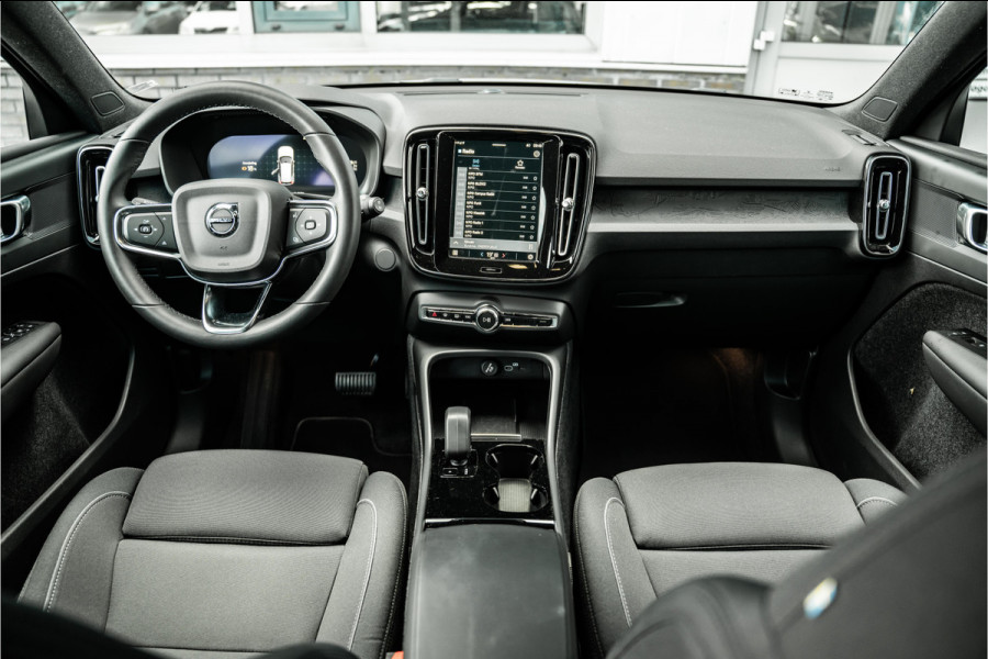 Volvo XC40 Recharge Core 70 kWh | Apple Carplay/Android Auto | Camera | 1500kg trekgewicht