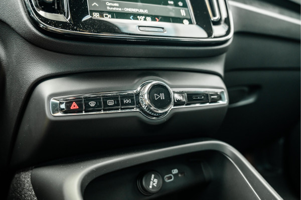 Volvo XC40 Recharge Core 70 kWh | Apple Carplay/Android Auto | Camera | 1500kg trekgewicht