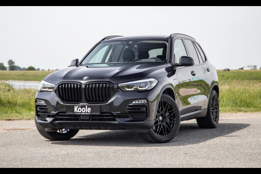 BMW X5 xDrive45e Executive CARPLAY / CAMERA / DEALER ONDERHOUDEN / LEER / STOELVERWARMING / BLACK ON BLACK