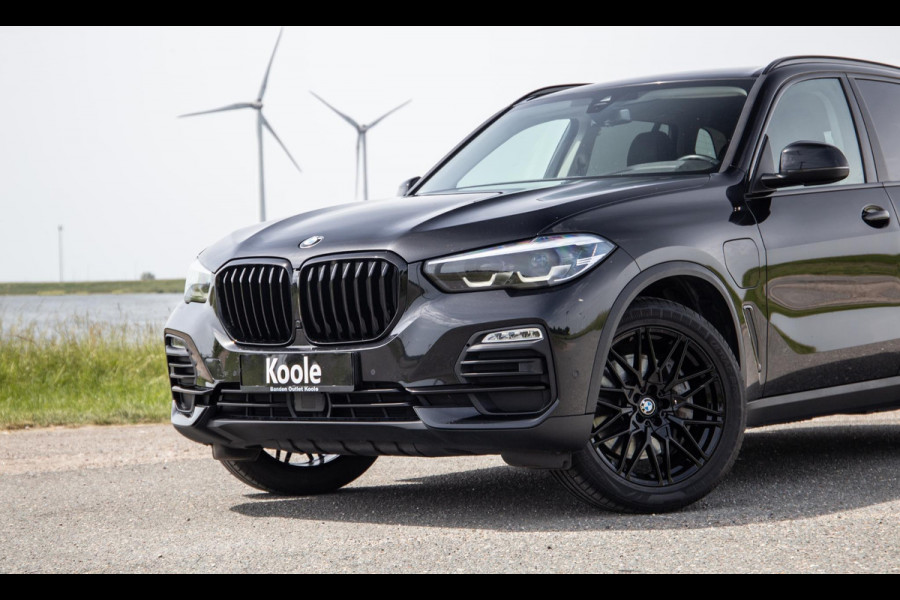 BMW X5 xDrive45e Executive CARPLAY / CAMERA / DEALER ONDERHOUDEN / LEER / STOELVERWARMING / BLACK ON BLACK