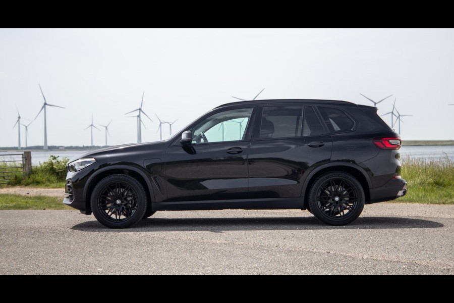 BMW X5 xDrive45e Executive CARPLAY / CAMERA / DEALER ONDERHOUDEN / LEER / STOELVERWARMING / BLACK ON BLACK