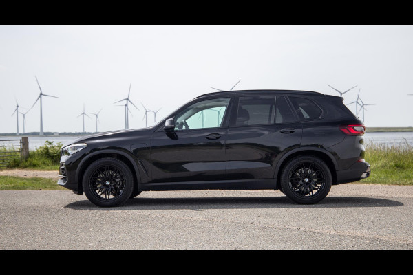 BMW X5 xDrive45e Executive CARPLAY / CAMERA / DEALER ONDERHOUDEN / LEER / STOELVERWARMING / BLACK ON BLACK