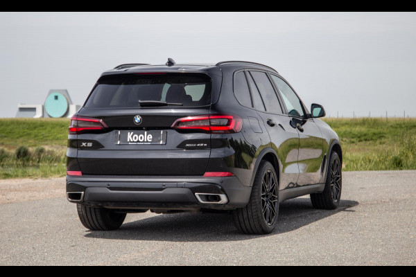 BMW X5 xDrive45e Executive CARPLAY / CAMERA / DEALER ONDERHOUDEN / LEER / STOELVERWARMING / BLACK ON BLACK