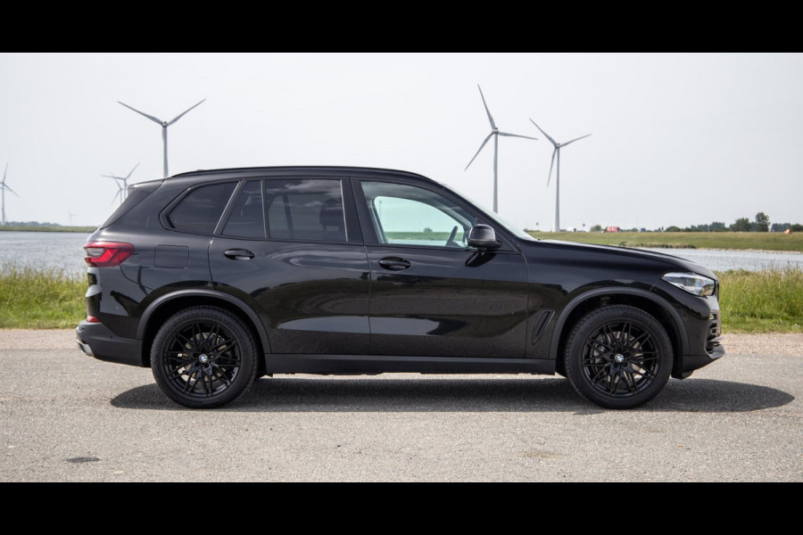 BMW X5 xDrive45e Executive CARPLAY / CAMERA / DEALER ONDERHOUDEN / LEER / STOELVERWARMING / BLACK ON BLACK
