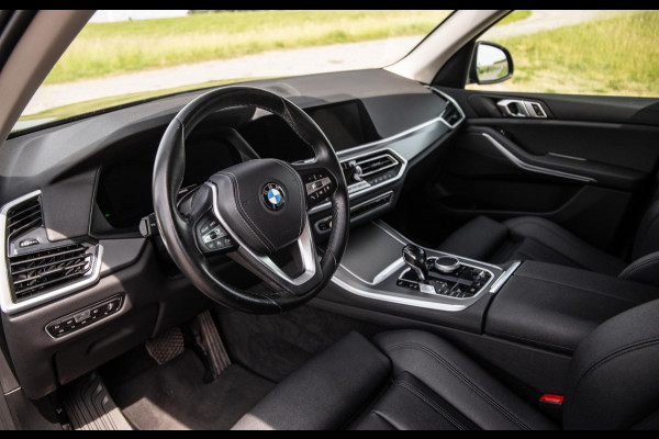 BMW X5 xDrive45e Executive CARPLAY / CAMERA / DEALER ONDERHOUDEN / LEER / STOELVERWARMING / BLACK ON BLACK