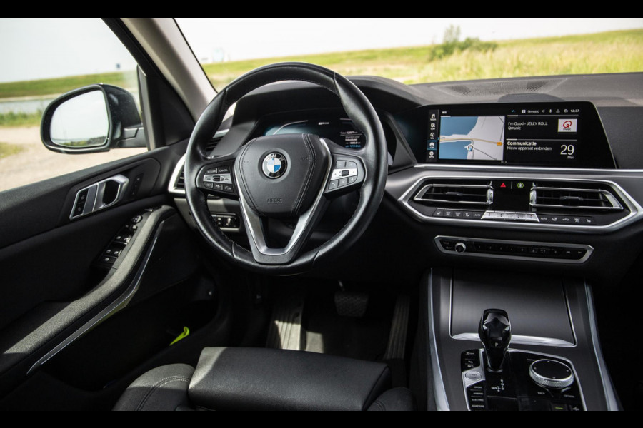 BMW X5 xDrive45e Executive CARPLAY / CAMERA / DEALER ONDERHOUDEN / LEER / STOELVERWARMING / BLACK ON BLACK