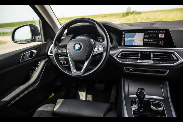 BMW X5 xDrive45e Executive CARPLAY / CAMERA / DEALER ONDERHOUDEN / LEER / STOELVERWARMING / BLACK ON BLACK