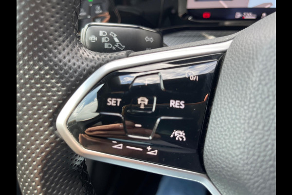 Volkswagen Golf 1.5 TSI R-Line Virtual Ambientlicht Camra IQ Light Matrix LED